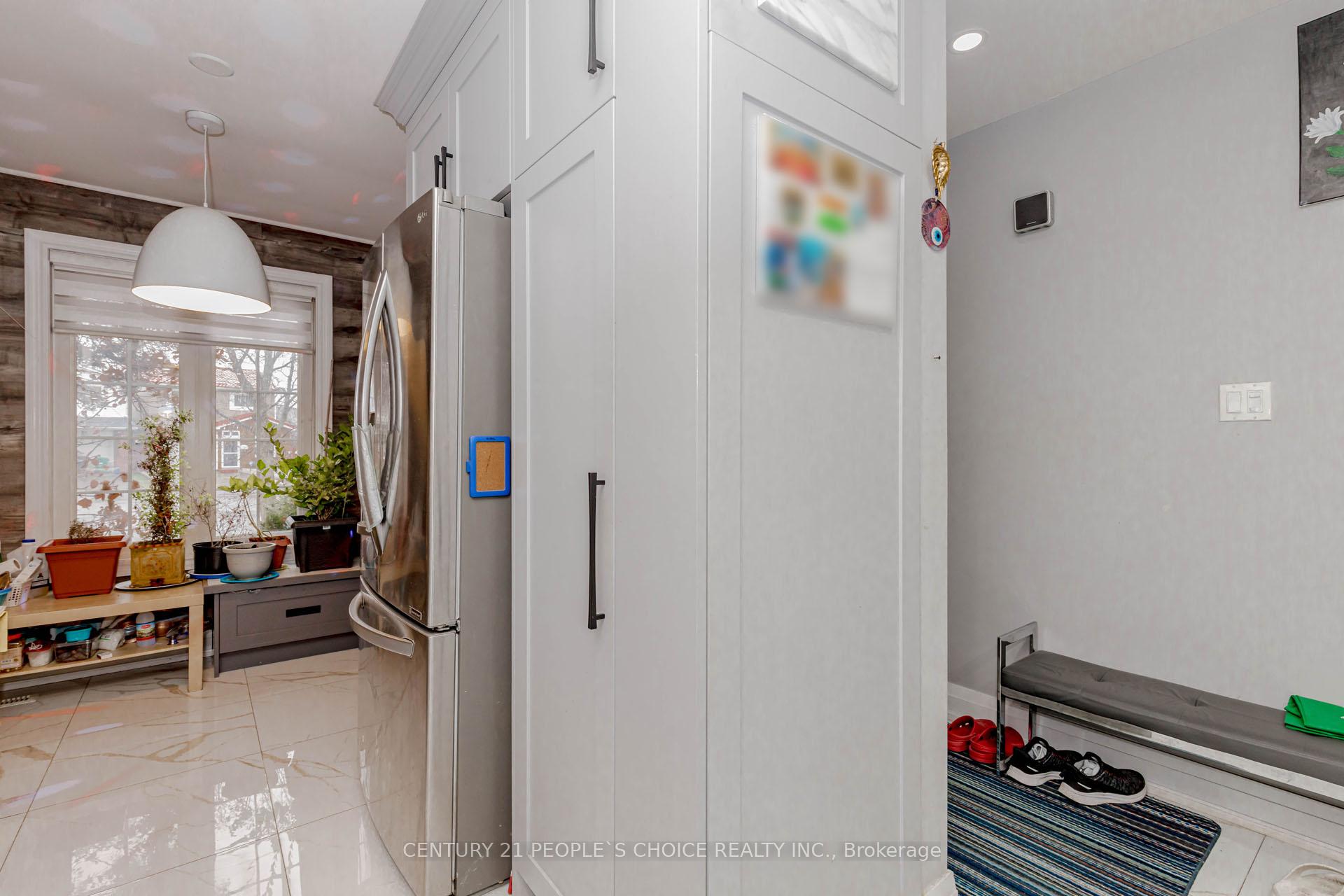 Photo 10 of 32 Elderwood Place, Brampton, Brampton North — HOMEH