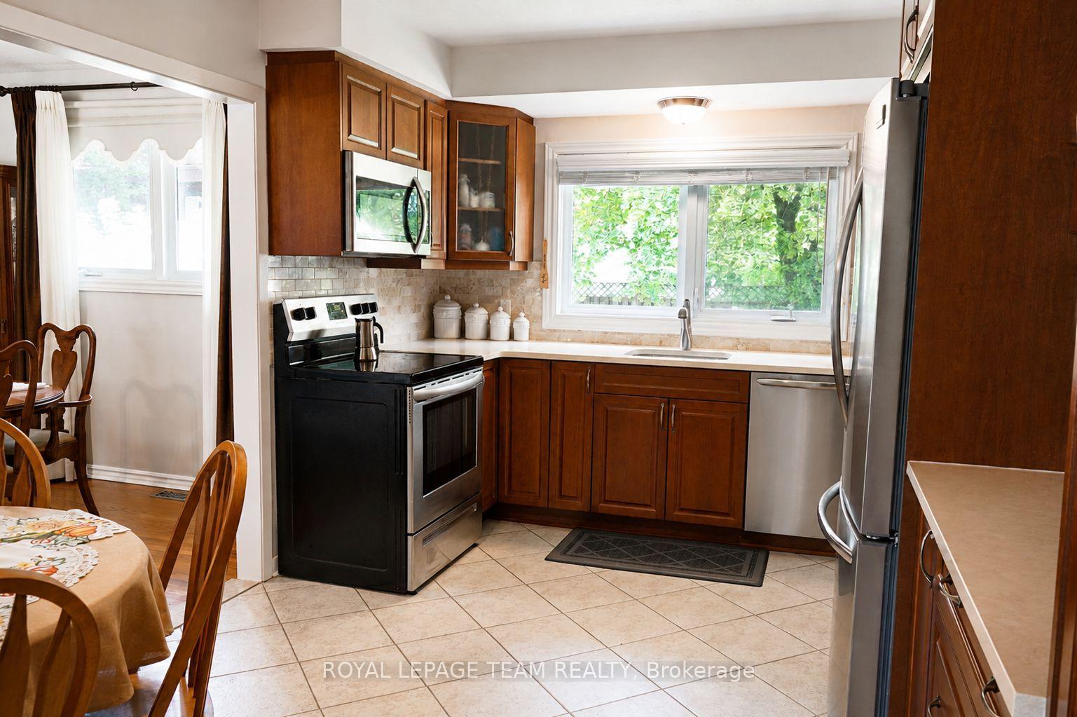 Photo 7 of 29 Epworth Avenue, Ottawa, Meadowlands/St. Claire Gardens — HOMEH