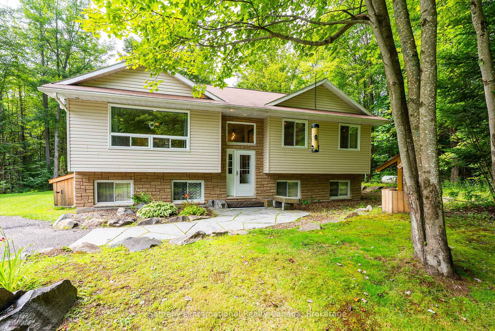 Photo of 1261 Falkenburg Road