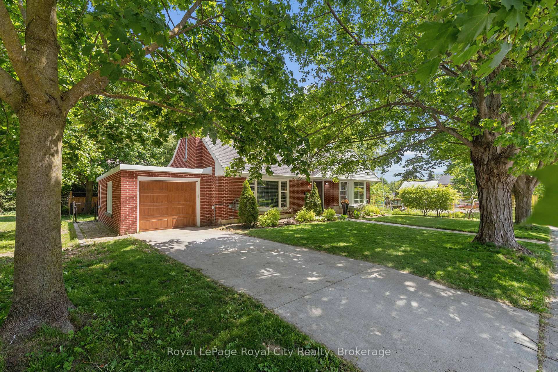 Photo 2 of 120 Hill Street E, Centre Wellington, Fergus — HOMEH