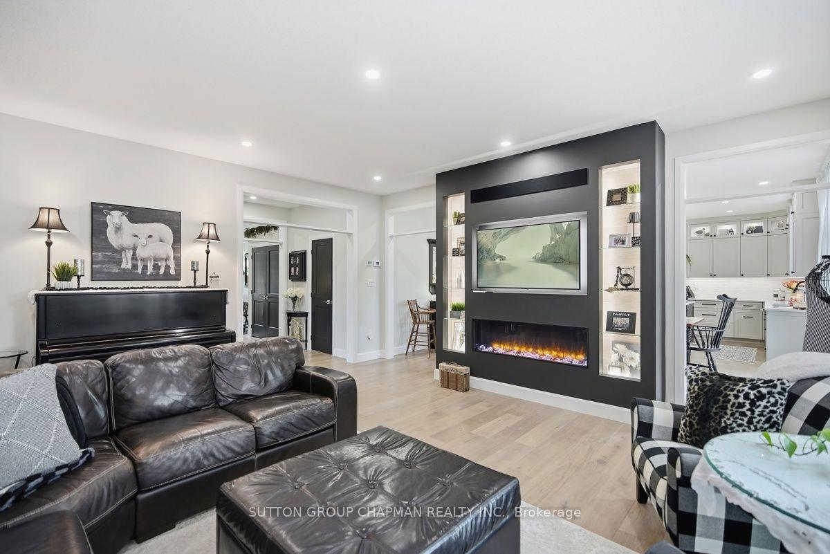 Photo 11 of 830 Riverside Drive, London, North Q — HOMEH