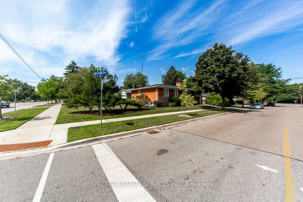 Photo 3 of 131 West Deane Park Drive, Etobicoke, Eringate-Centennial-West Deane — HOMEH