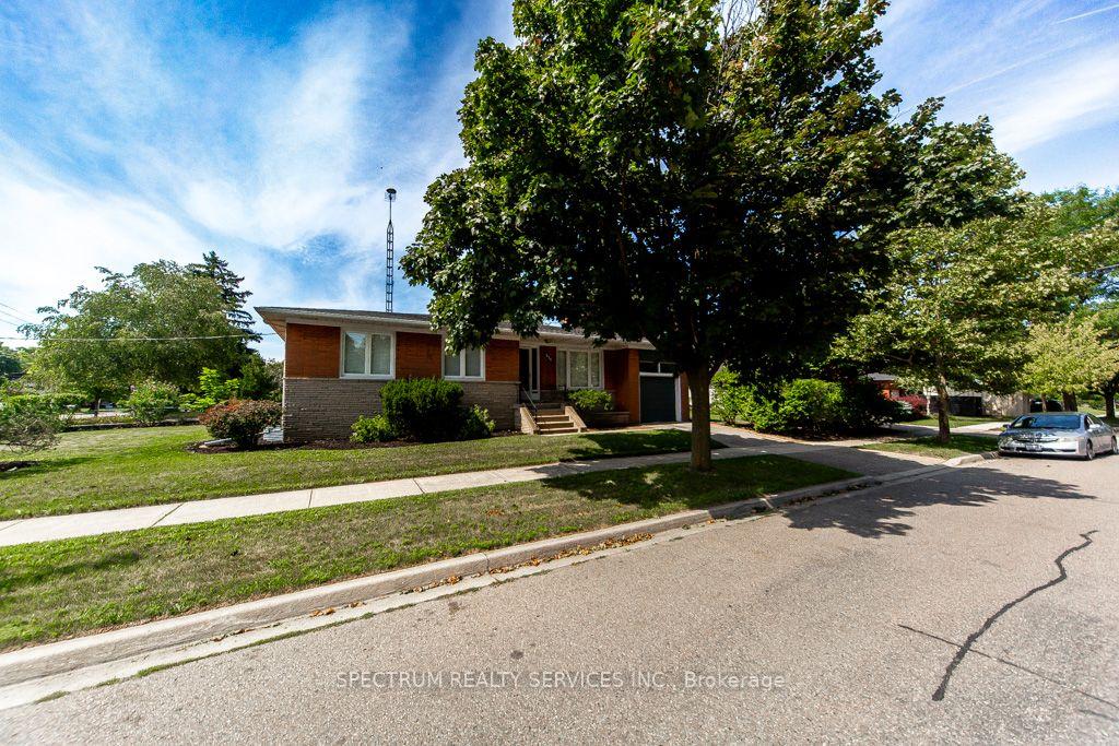 Photo 5 of 131 West Deane Park Drive, Etobicoke, Eringate-Centennial-West Deane — HOMEH