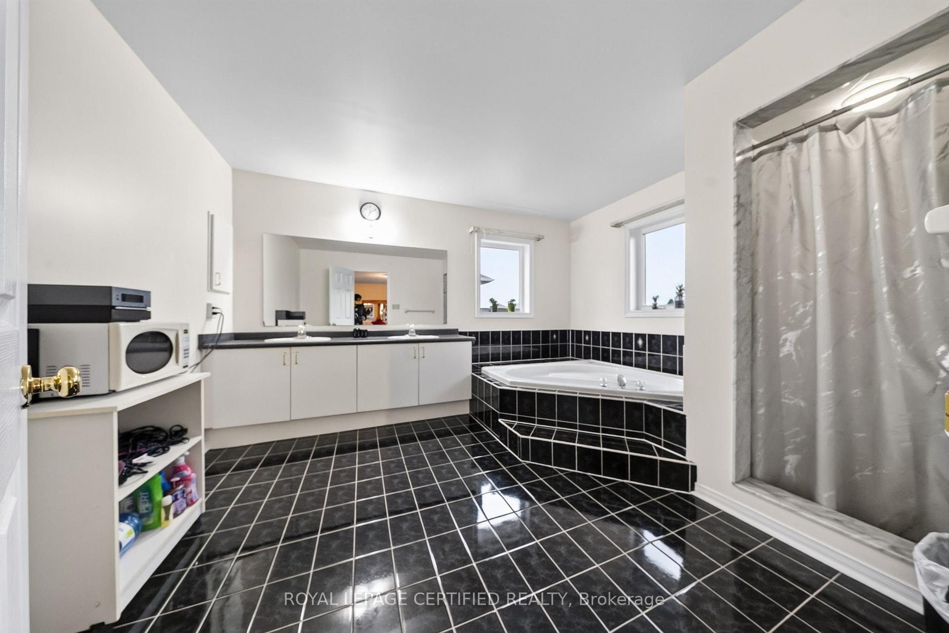 Photo 35 of 5344 Segriff Drive, Mississauga, East Credit — HOMEH