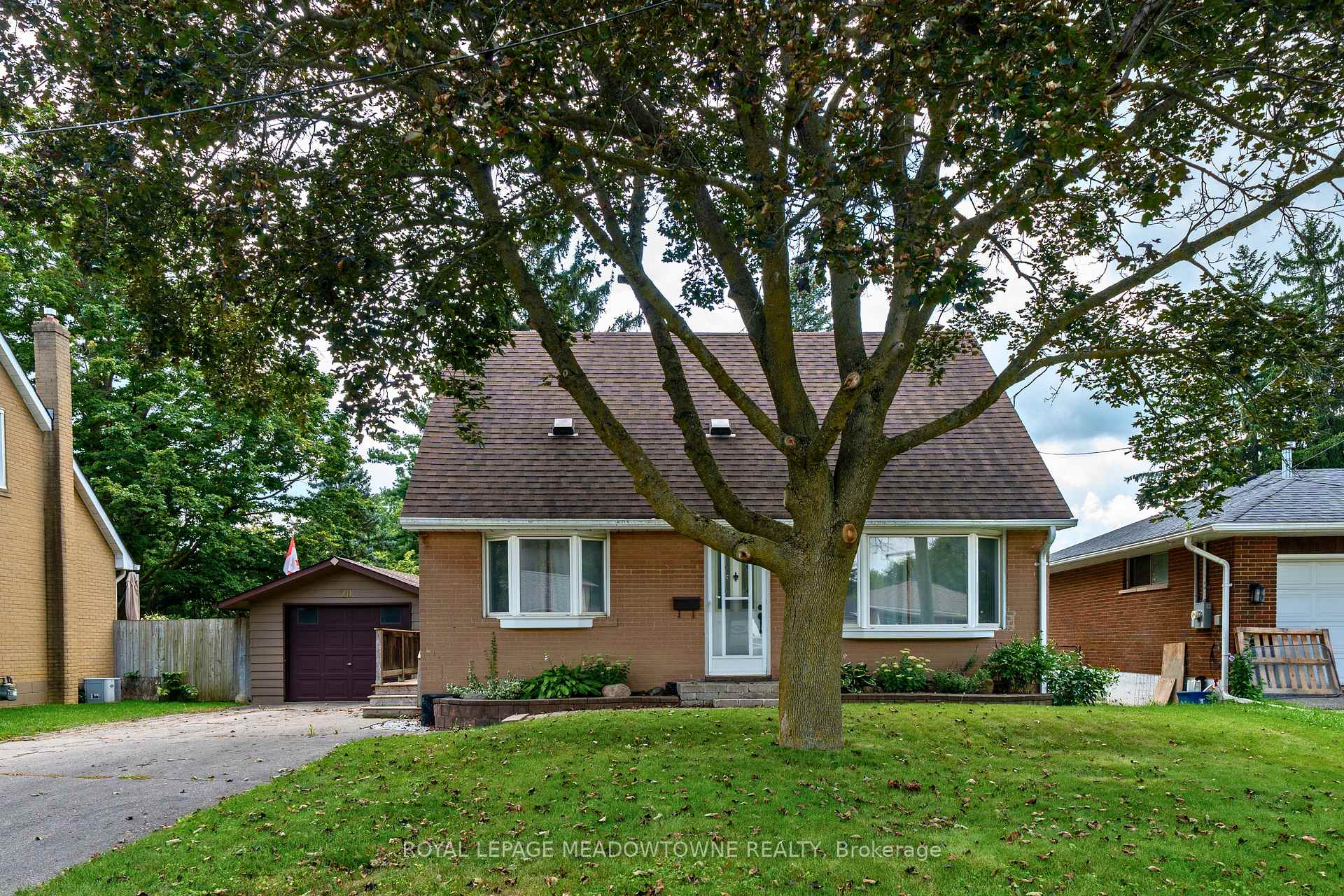 Photo 2 of 20 Delrex Boulevard, Halton Hills, Georgetown — HOMEH