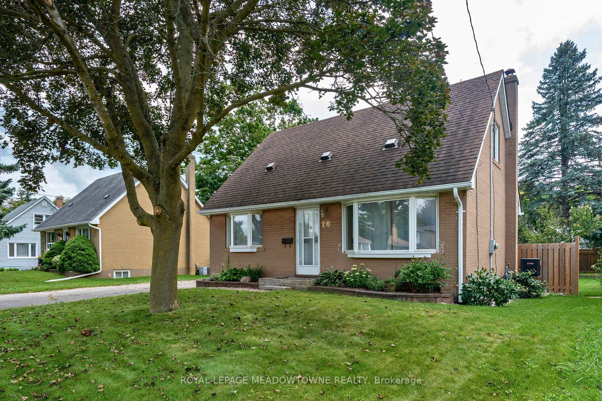 Photo 3 of 20 Delrex Boulevard, Halton Hills, Georgetown — HOMEH