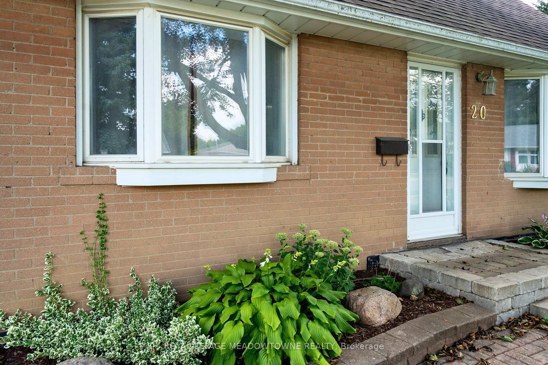 Photo 4 of 20 Delrex Boulevard, Halton Hills, Georgetown — HOMEH