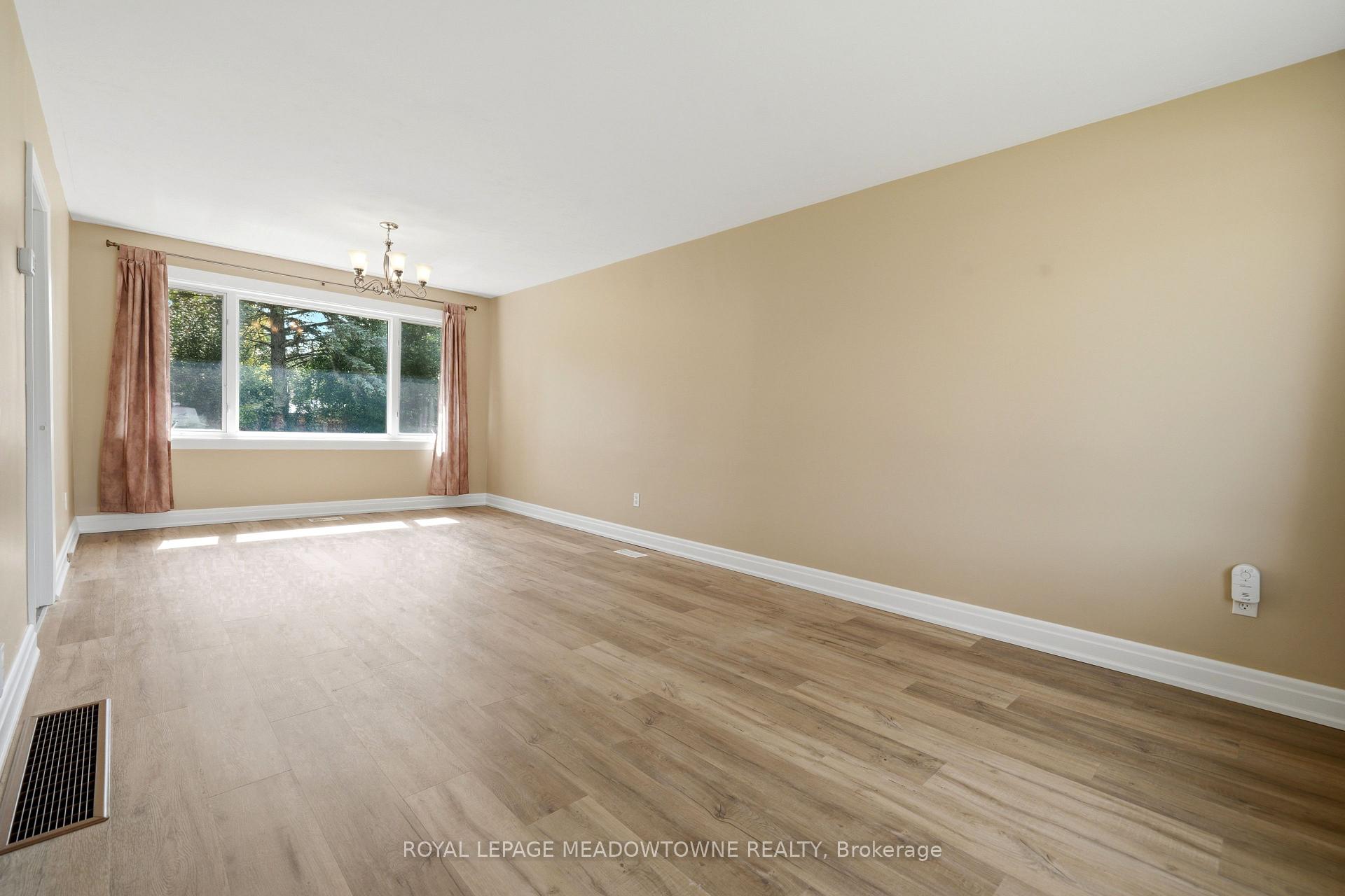 Photo 8 of 20 Delrex Boulevard, Halton Hills, Georgetown — HOMEH