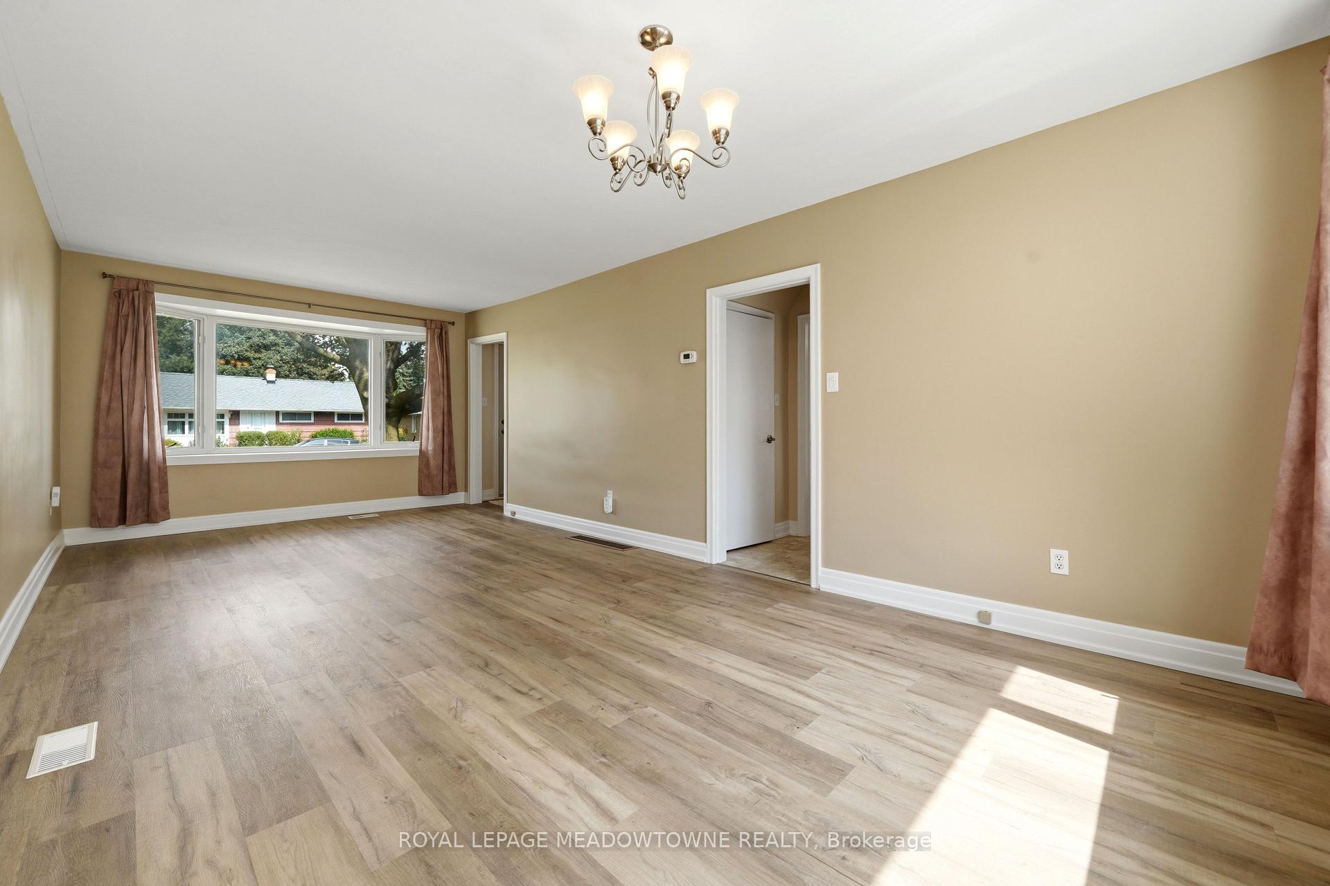 Photo 11 of 20 Delrex Boulevard, Halton Hills, Georgetown — HOMEH