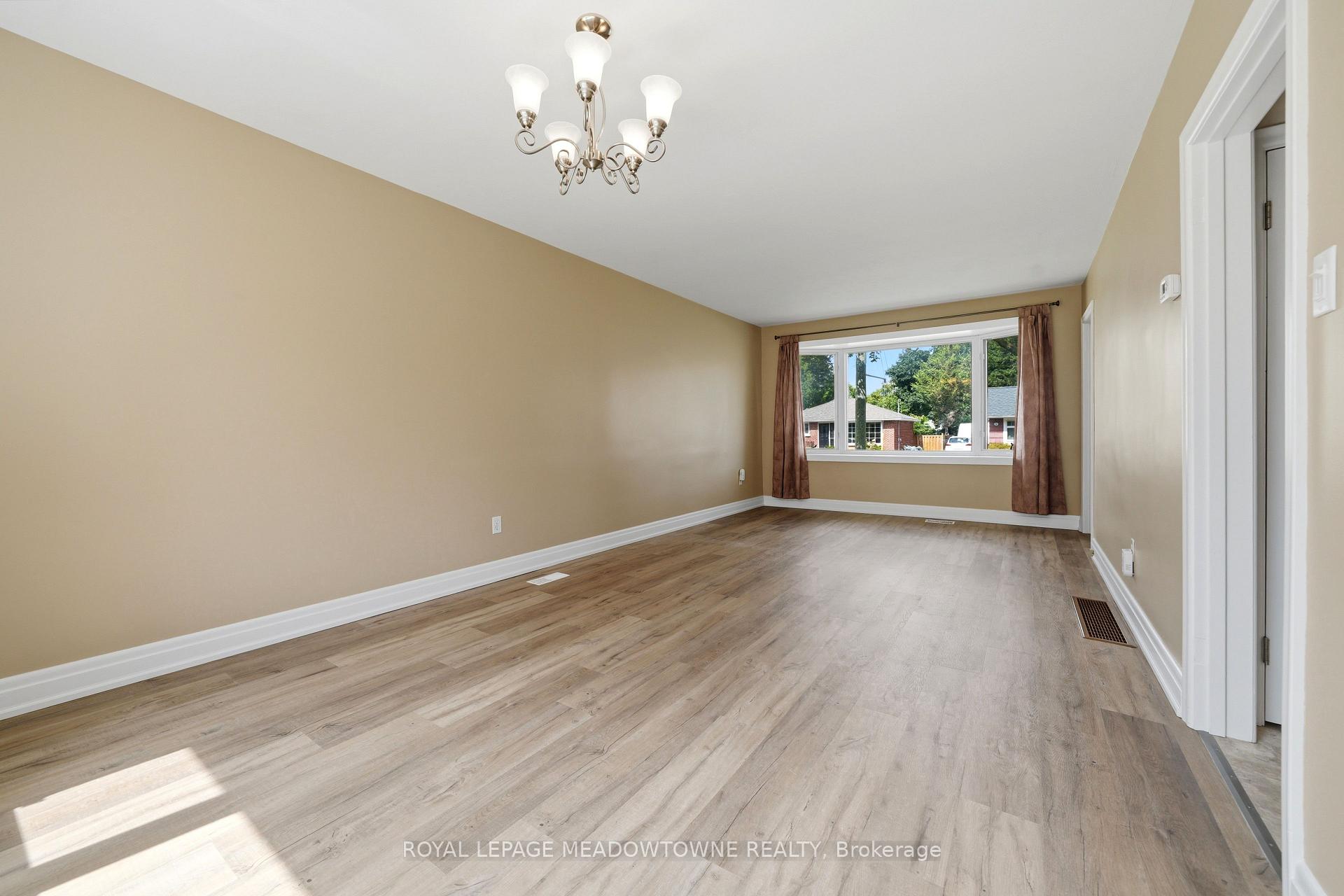 Photo 12 of 20 Delrex Boulevard, Halton Hills, Georgetown — HOMEH