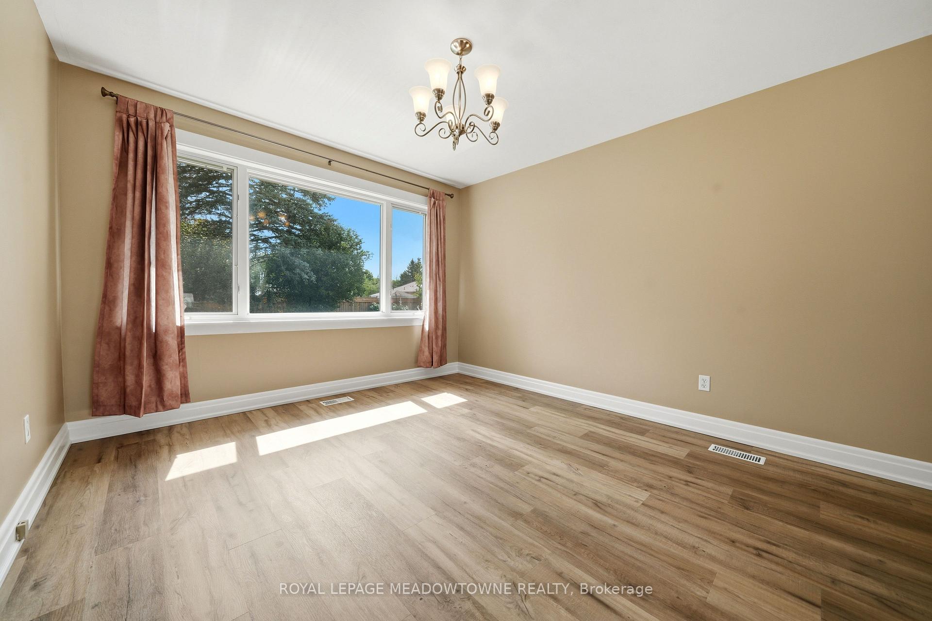 Photo 13 of 20 Delrex Boulevard, Halton Hills, Georgetown — HOMEH