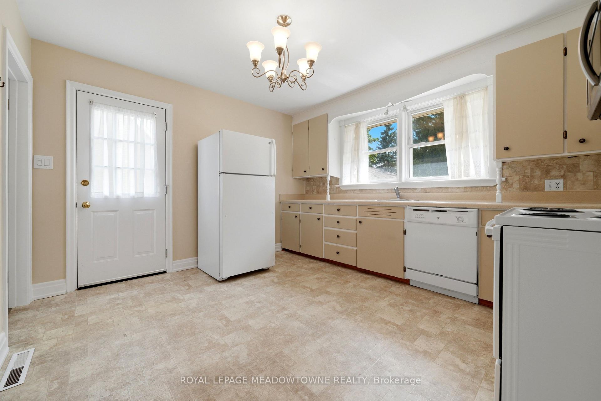 Photo 14 of 20 Delrex Boulevard, Halton Hills, Georgetown — HOMEH