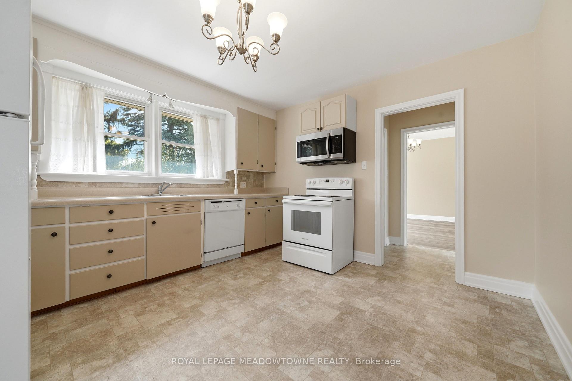 Photo 15 of 20 Delrex Boulevard, Halton Hills, Georgetown — HOMEH