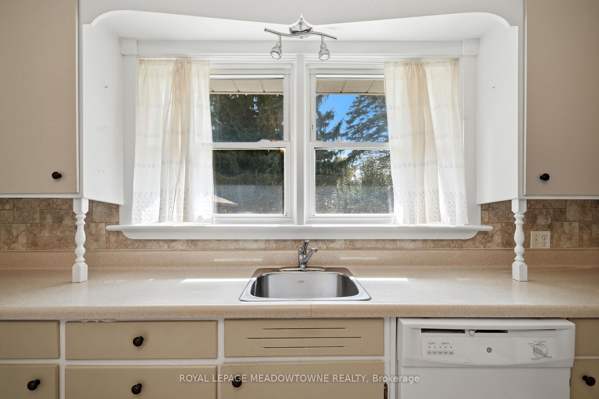 Photo 17 of 20 Delrex Boulevard, Halton Hills, Georgetown — HOMEH