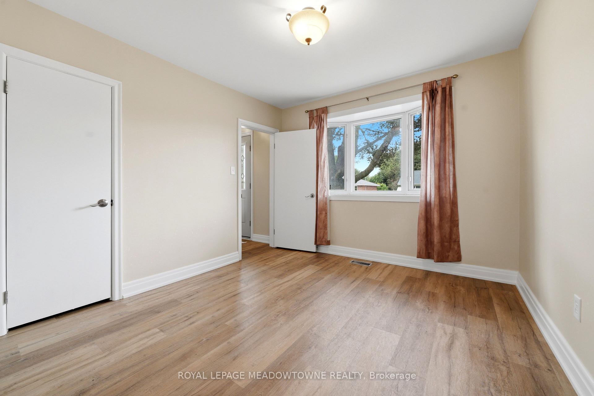 Photo 18 of 20 Delrex Boulevard, Halton Hills, Georgetown — HOMEH