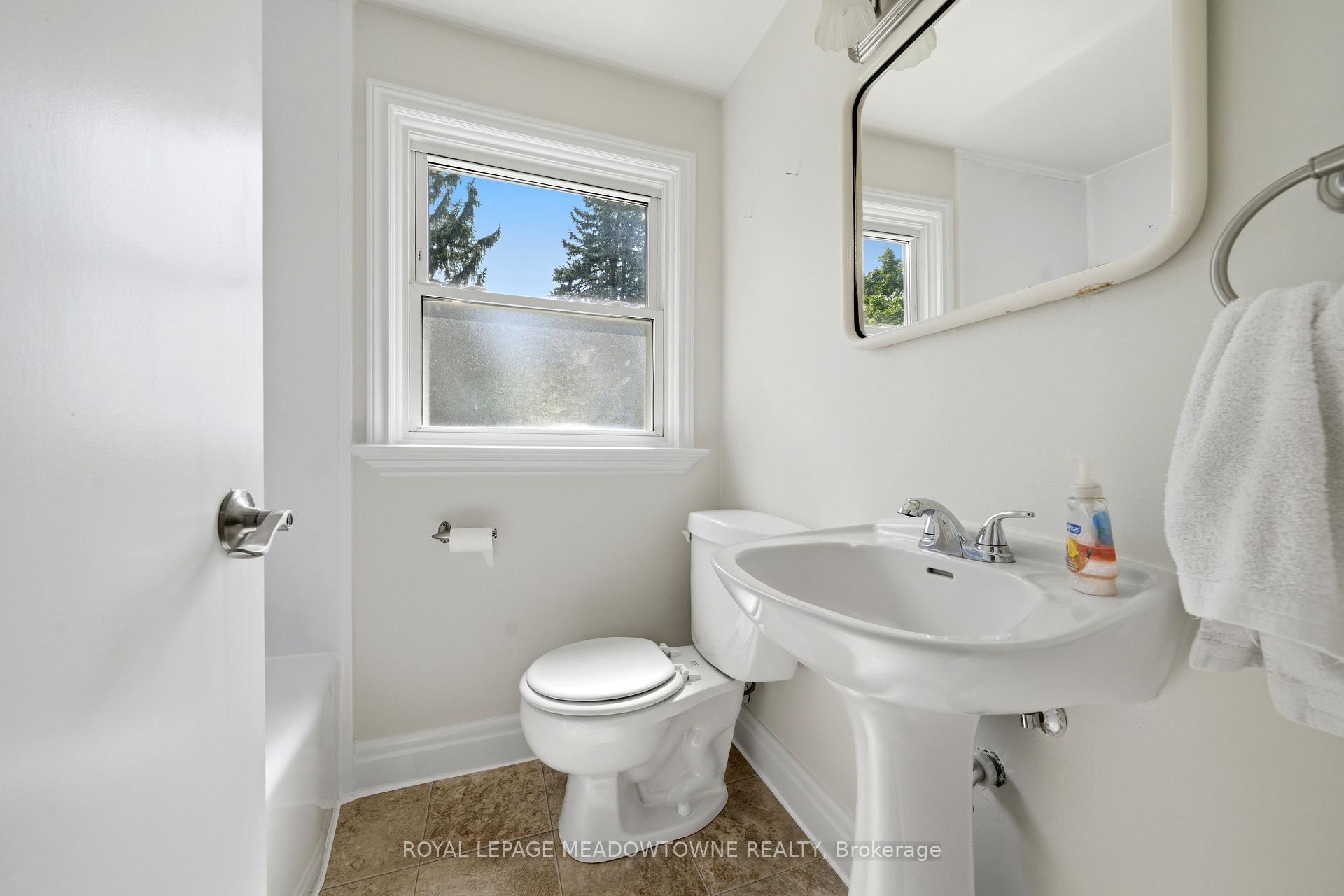 Photo 26 of 20 Delrex Boulevard, Halton Hills, Georgetown — HOMEH