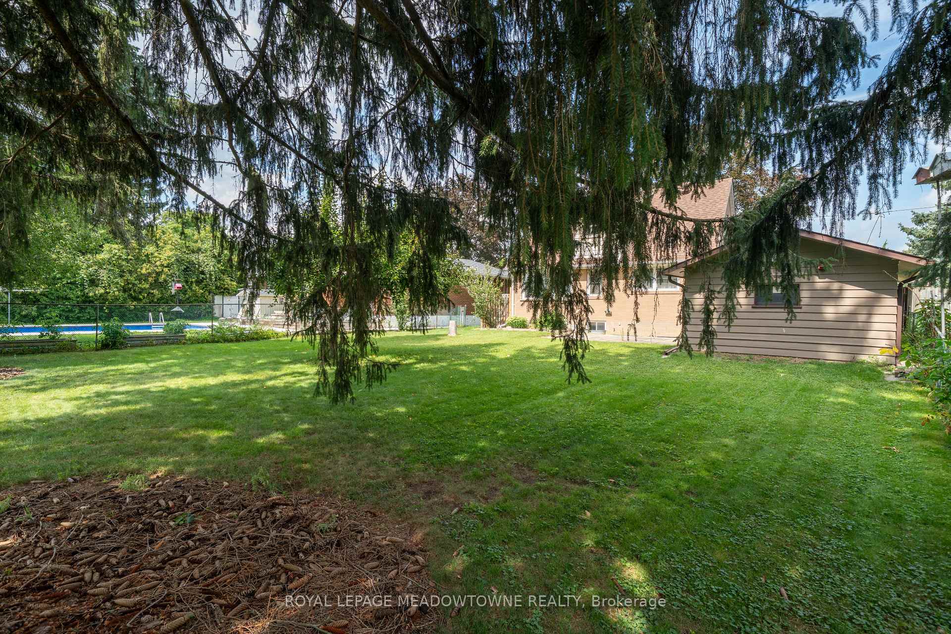 Photo 32 of 20 Delrex Boulevard, Halton Hills, Georgetown — HOMEH