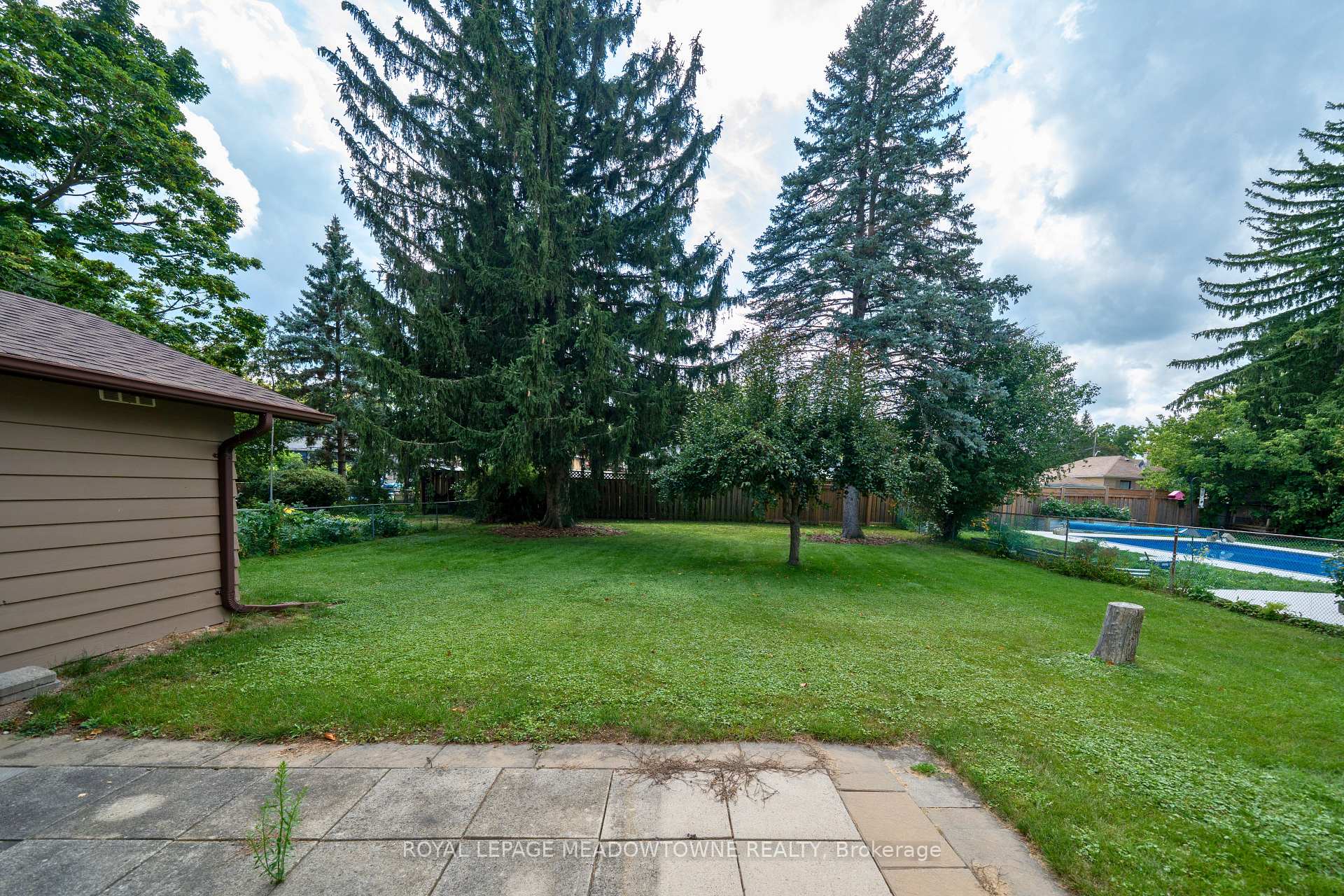 Photo 35 of 20 Delrex Boulevard, Halton Hills, Georgetown — HOMEH