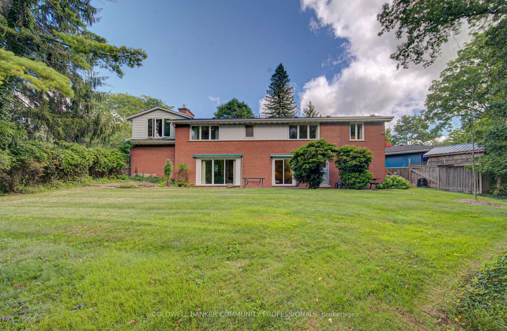 Photo 2 of 4 Mayfair Court, Hamilton, Dundas — HOMEH