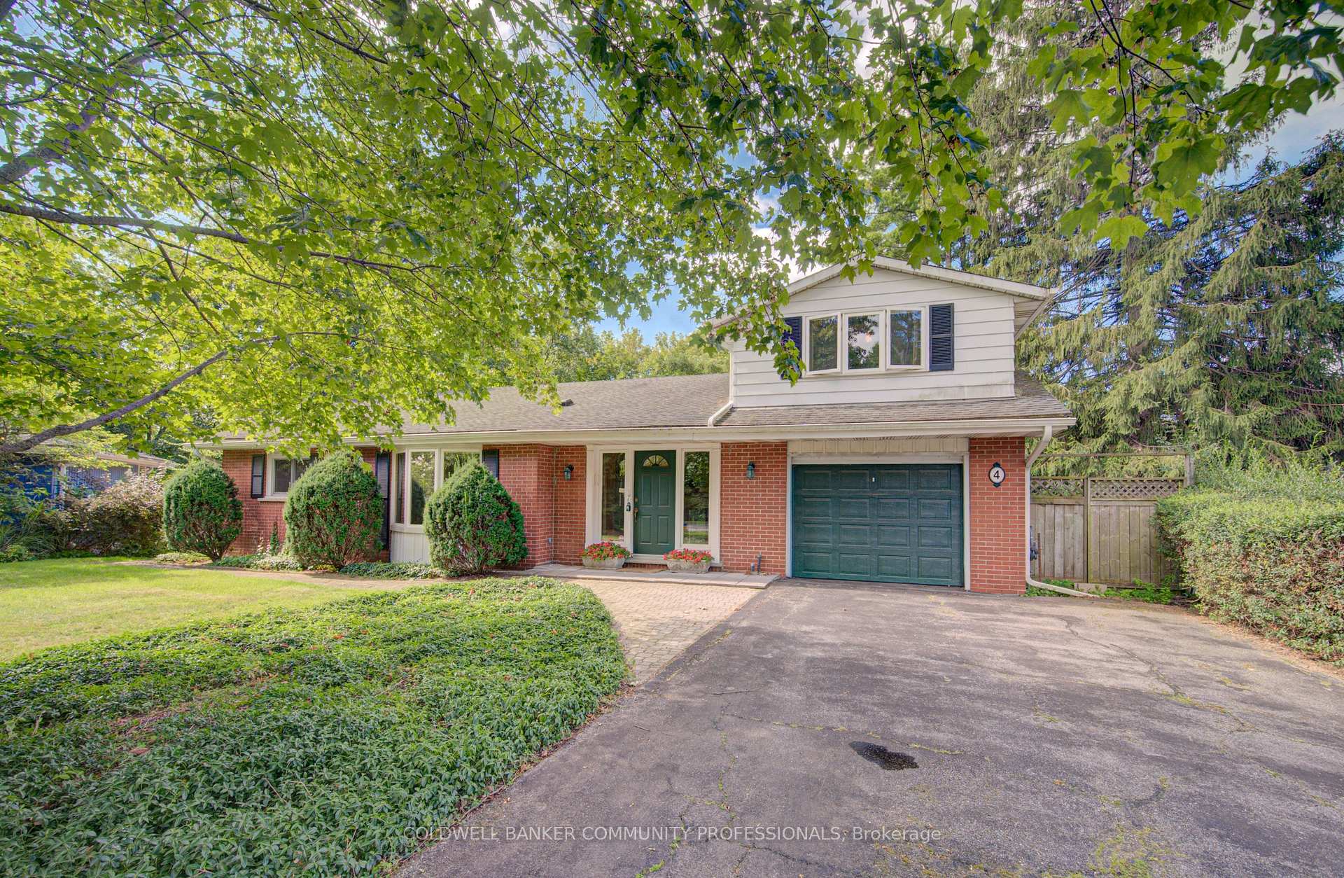 Photo 3 of 4 Mayfair Court, Hamilton, Dundas — HOMEH