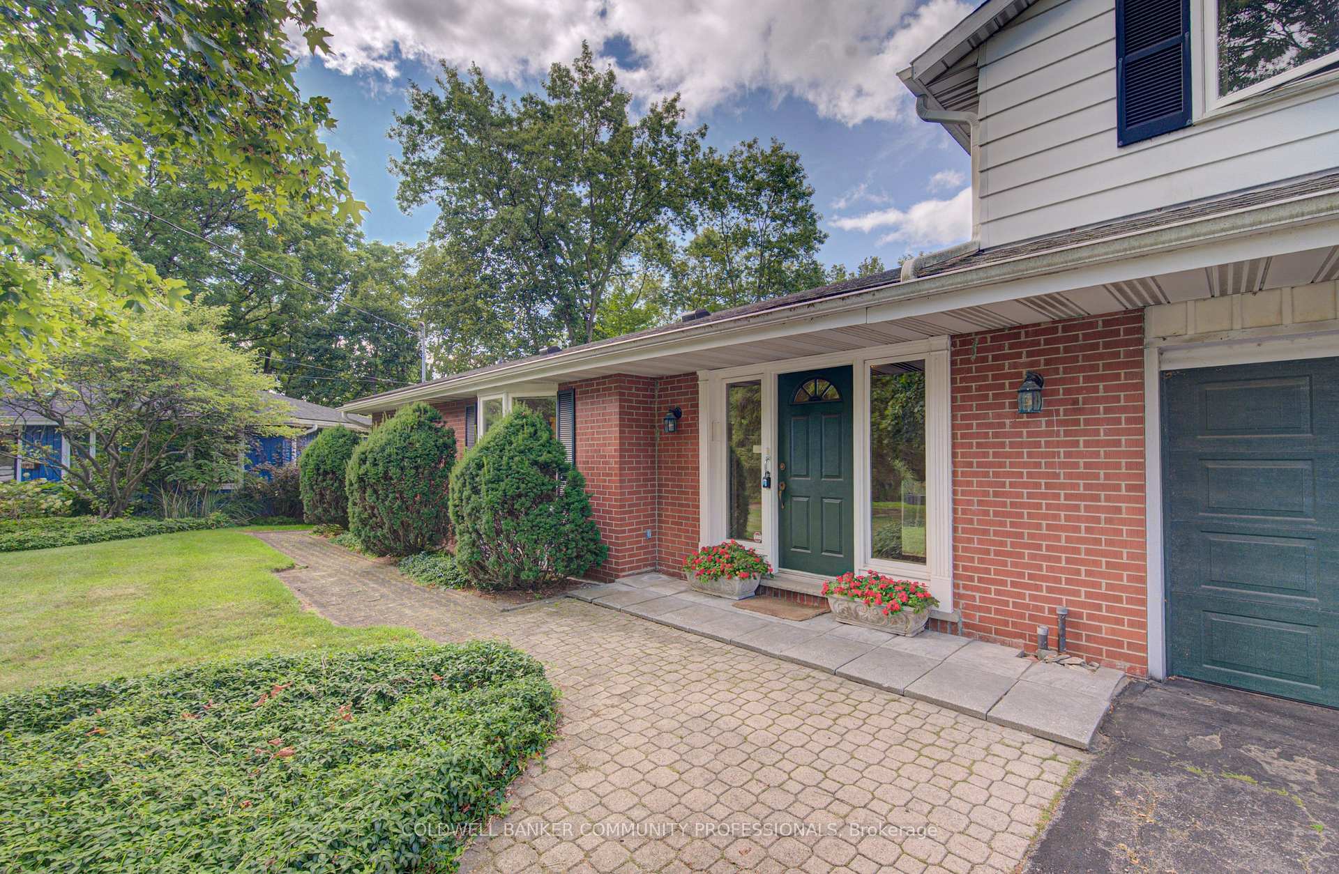 Photo 5 of 4 Mayfair Court, Hamilton, Dundas — HOMEH
