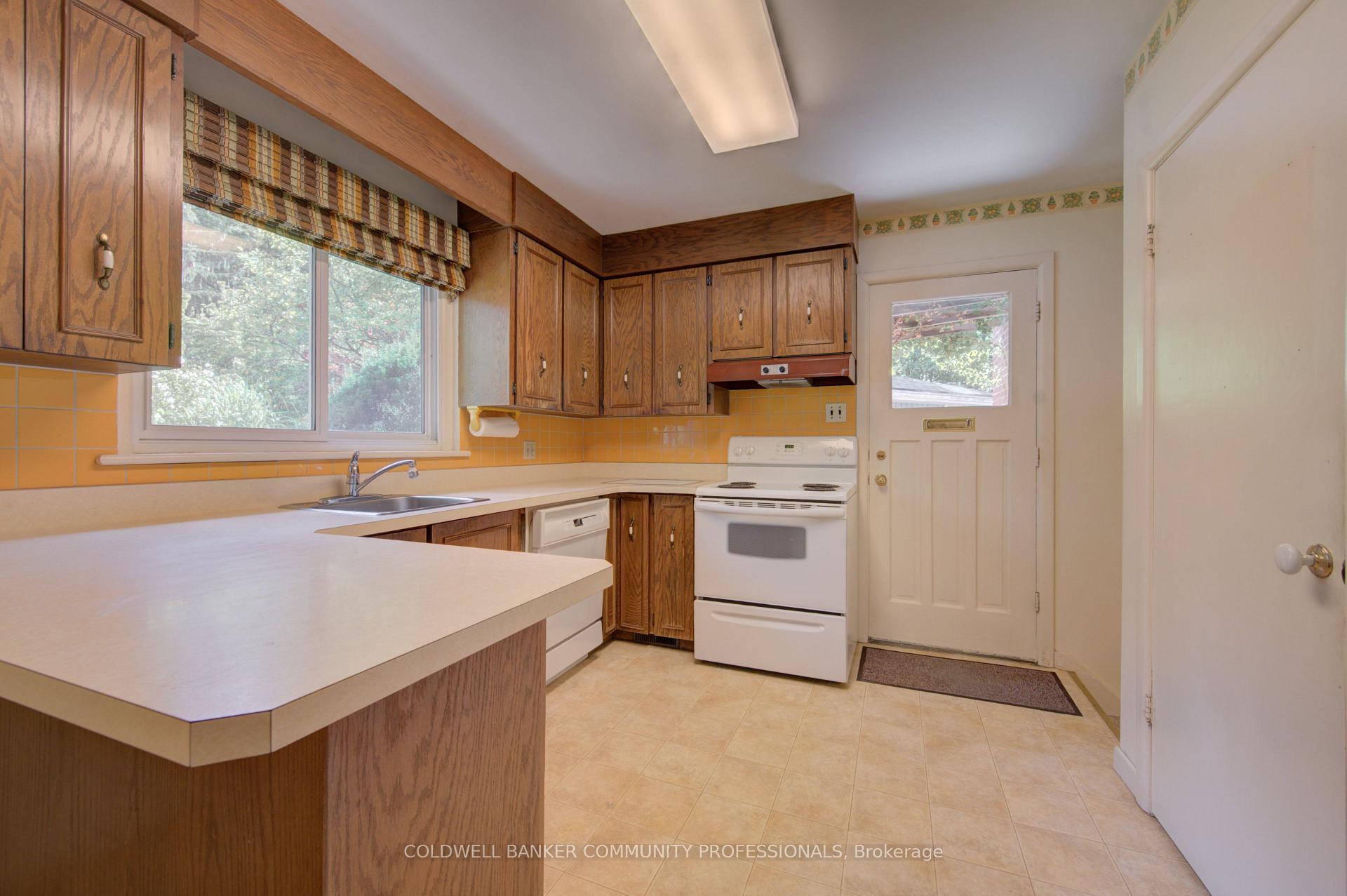 Photo 9 of 4 Mayfair Court, Hamilton, Dundas — HOMEH