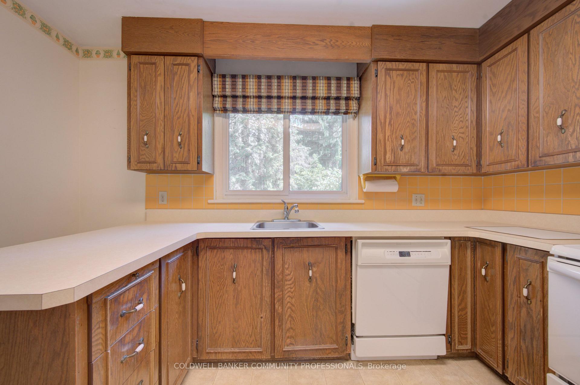 Photo 10 of 4 Mayfair Court, Hamilton, Dundas — HOMEH