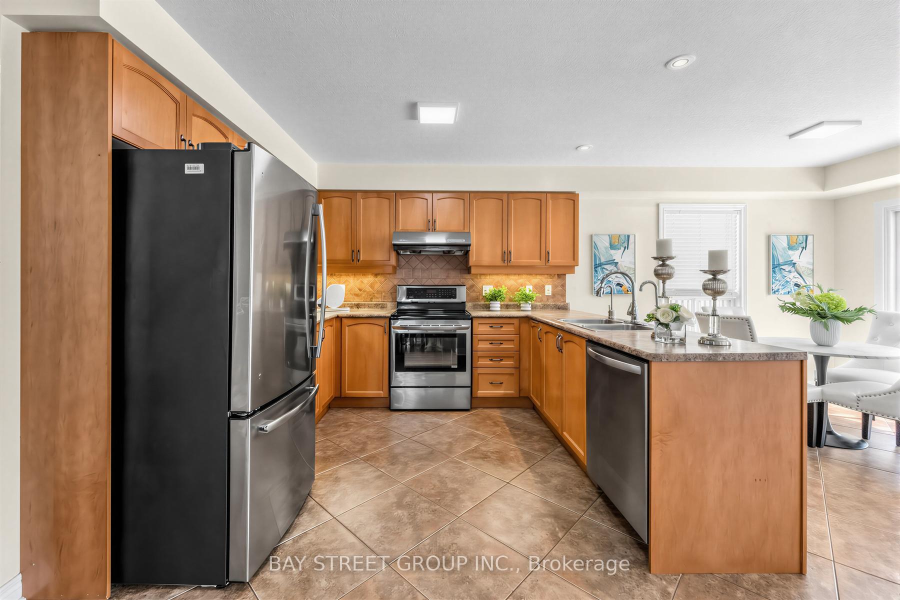 Photo 9 of 63 Dubrick Crescent, Kitchener, Larentian West — HOMEH