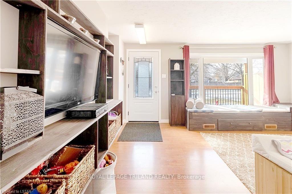 Photo 3 of 1441 Perth Avenue, London, East D — HOMEH