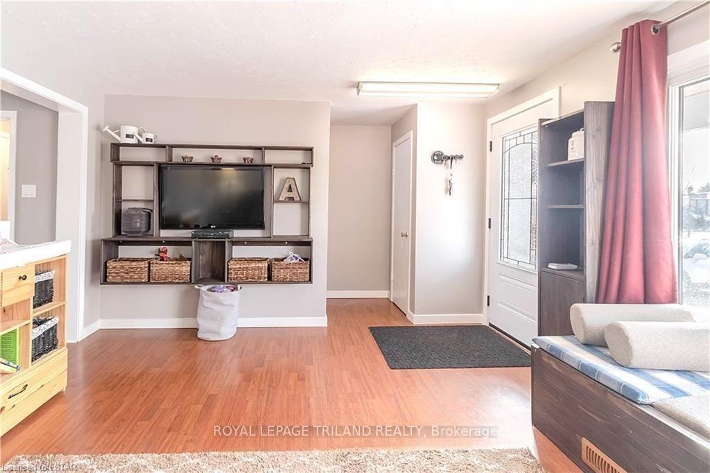 Photo 4 of 1441 Perth Avenue, London, East D — HOMEH