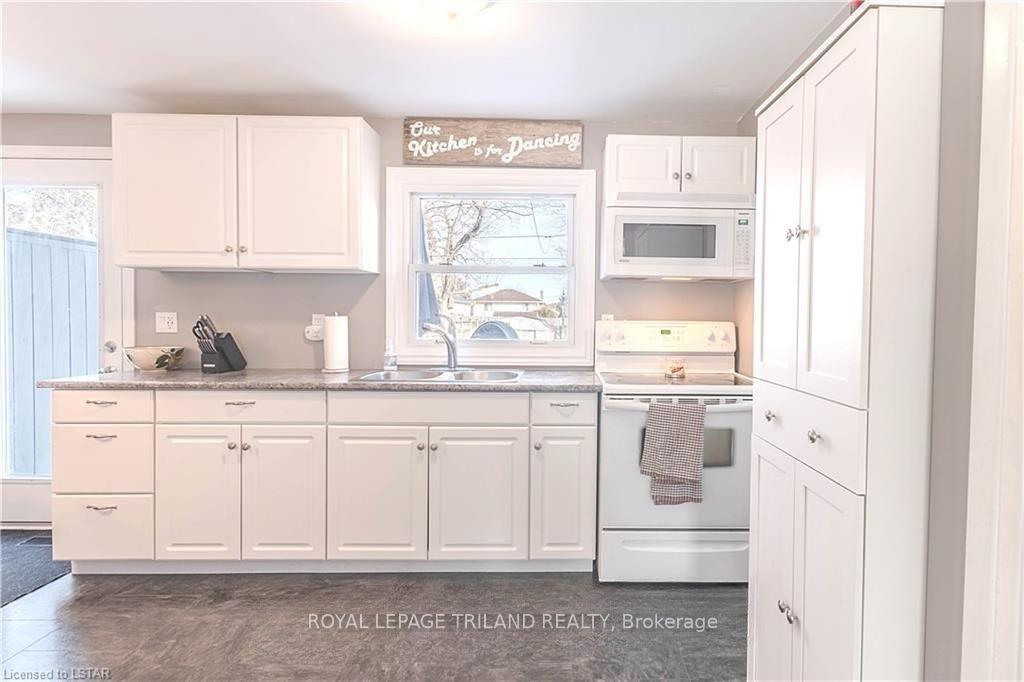 Photo 5 of 1441 Perth Avenue, London, East D — HOMEH