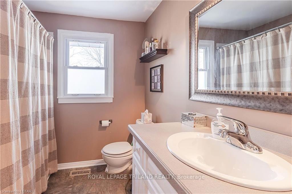 Photo 7 of 1441 Perth Avenue, London, East D — HOMEH
