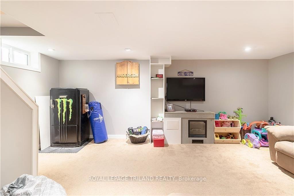 Photo 10 of 1441 Perth Avenue, London, East D — HOMEH