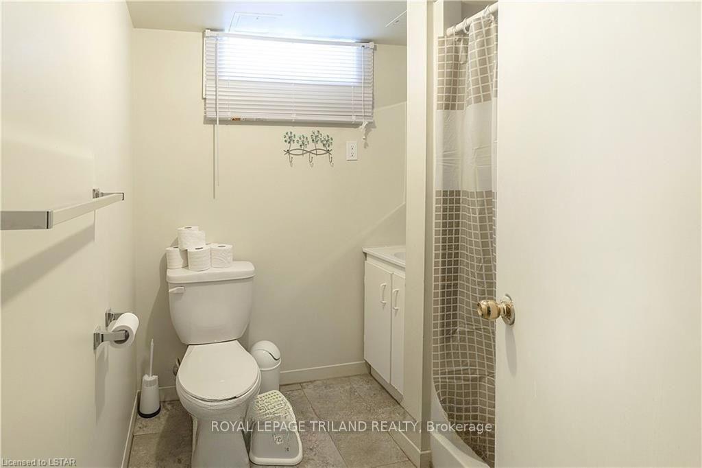 Photo 11 of 1441 Perth Avenue, London, East D — HOMEH