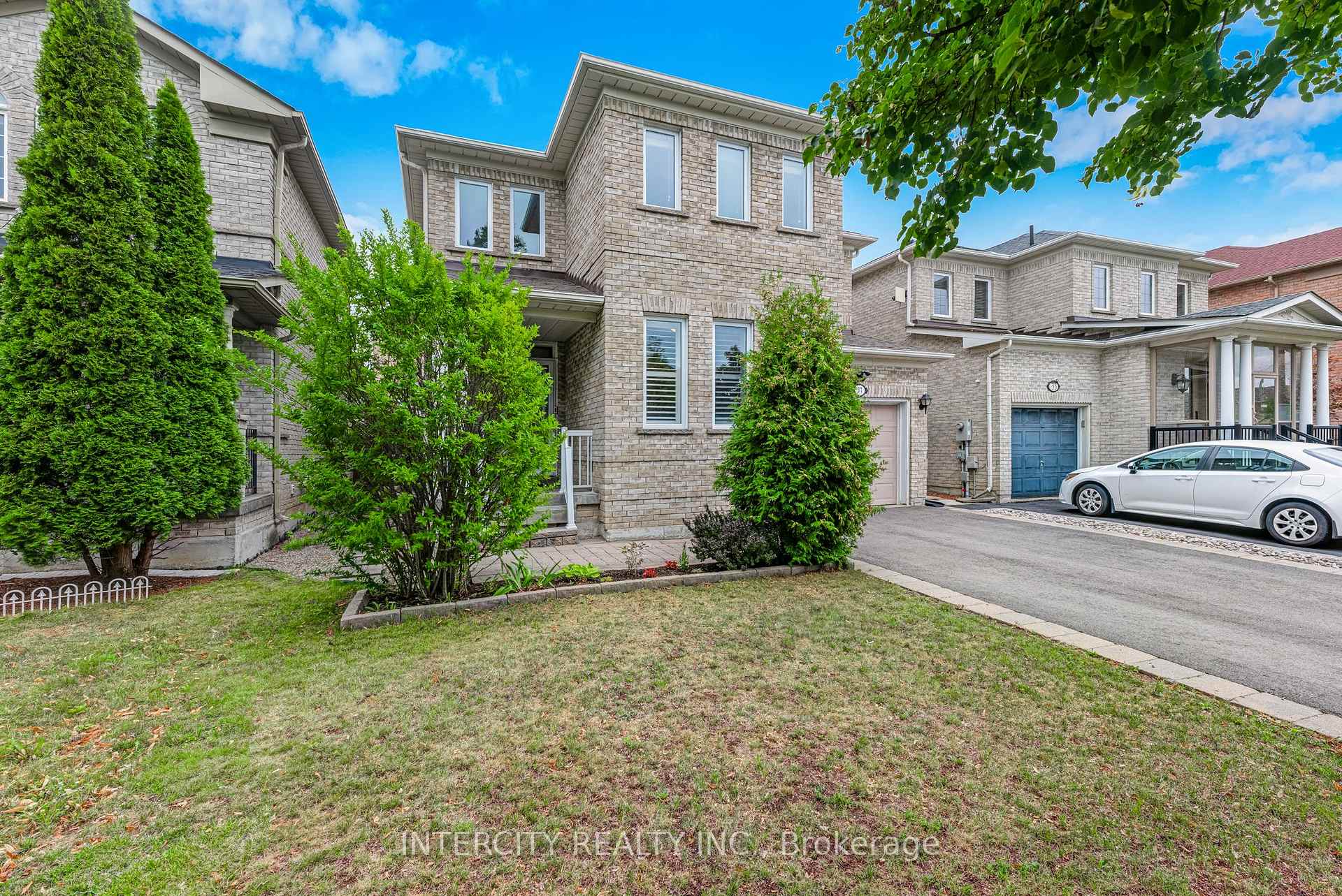 Photo 2 of 37 Redfinch Crescent, Vaughan, Vellore Village — HOMEH