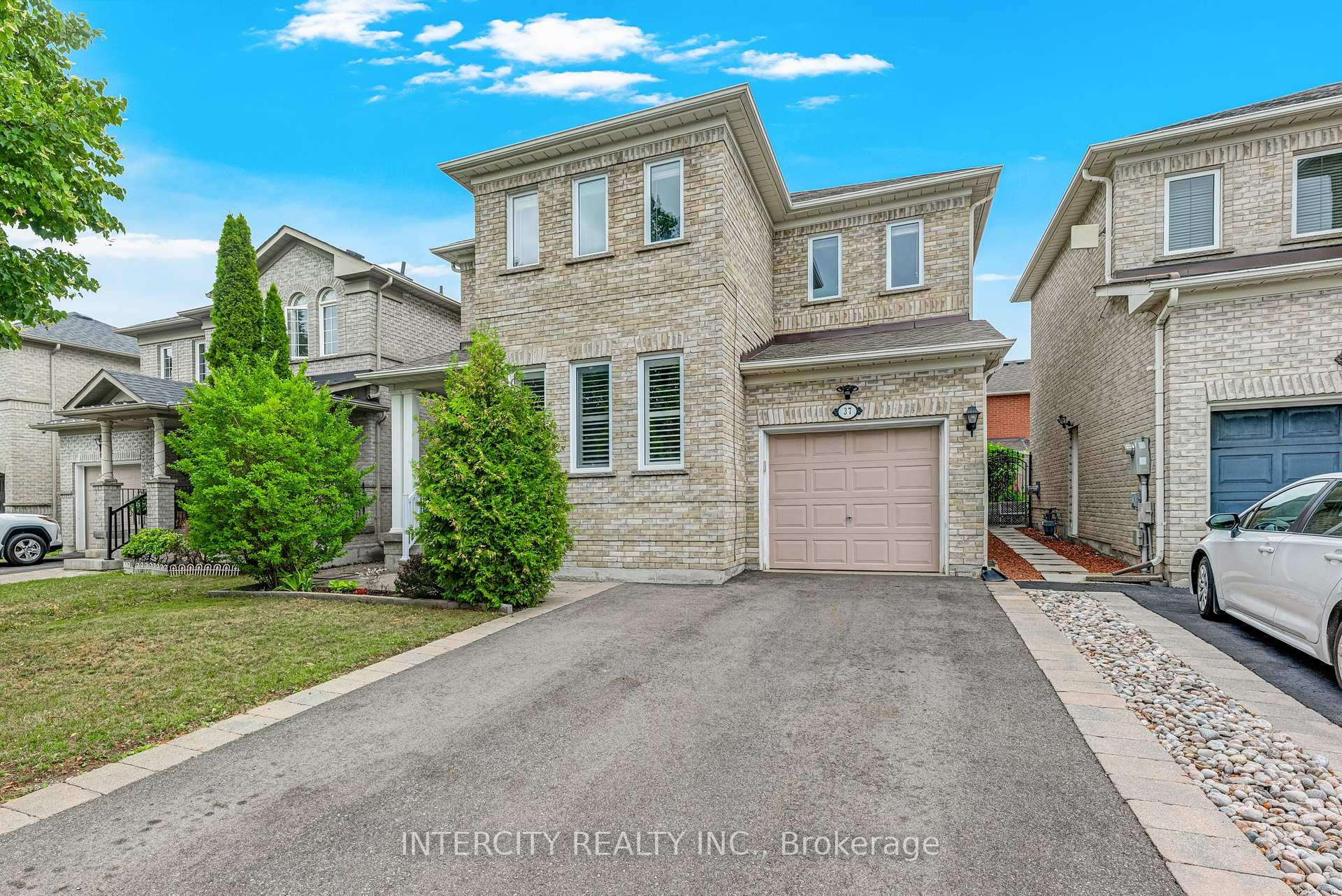 Photo 3 of 37 Redfinch Crescent, Vaughan, Vellore Village — HOMEH