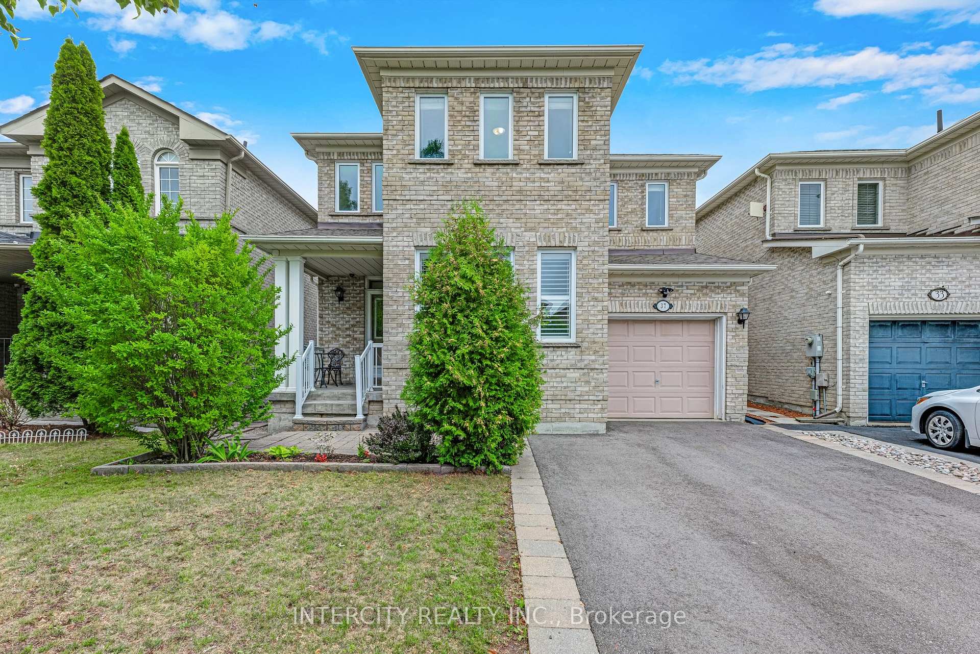 Photo 4 of 37 Redfinch Crescent, Vaughan, Vellore Village — HOMEH