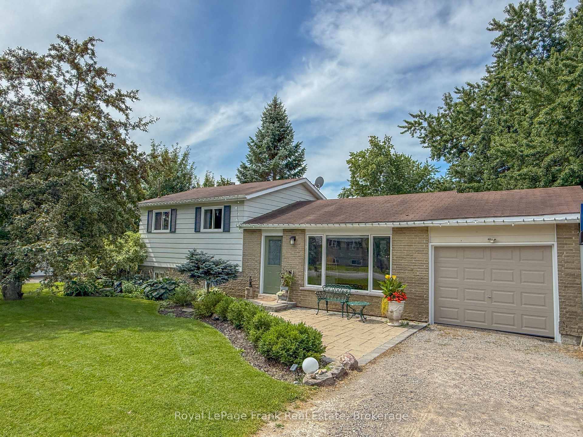 Photo 2 of 10 Chickadee Court, Kawartha Lakes, Mariposa — HOMEH