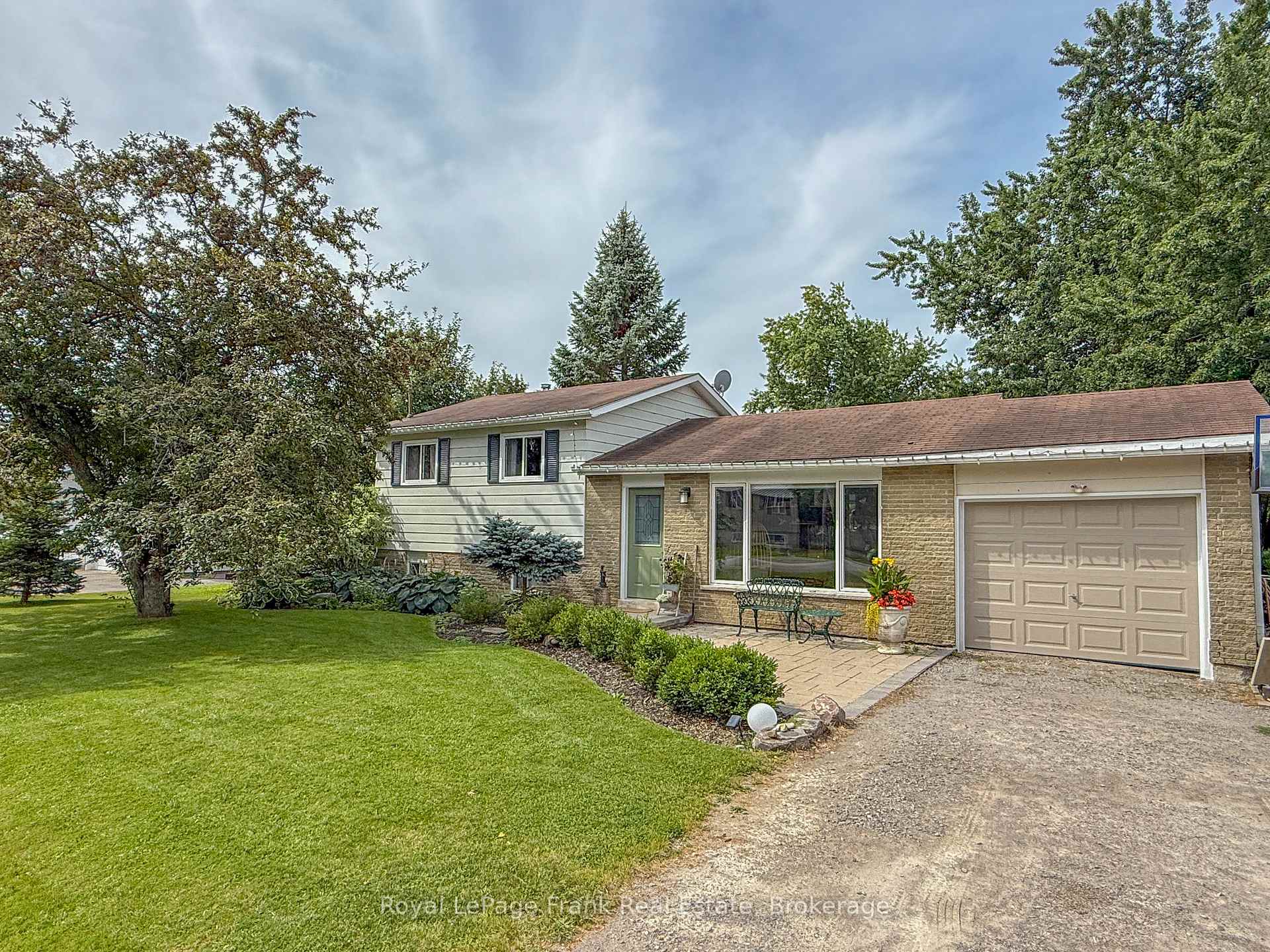 Photo 7 of 10 Chickadee Court, Kawartha Lakes, Mariposa — HOMEH