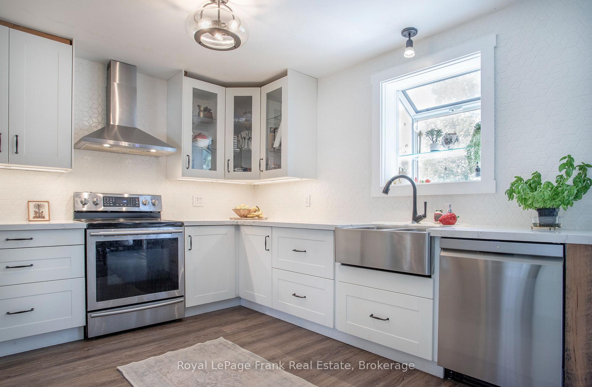 Photo 11 of 10 Chickadee Court, Kawartha Lakes, Mariposa — HOMEH