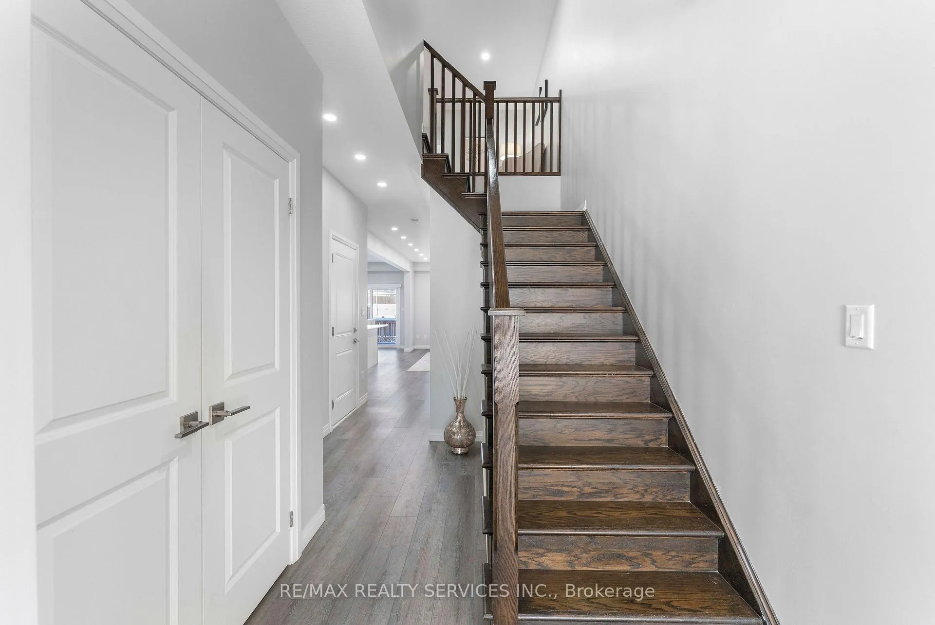 Photo 4 of 6671 Cropp Street, Niagara Falls, Morrison — HOMEH