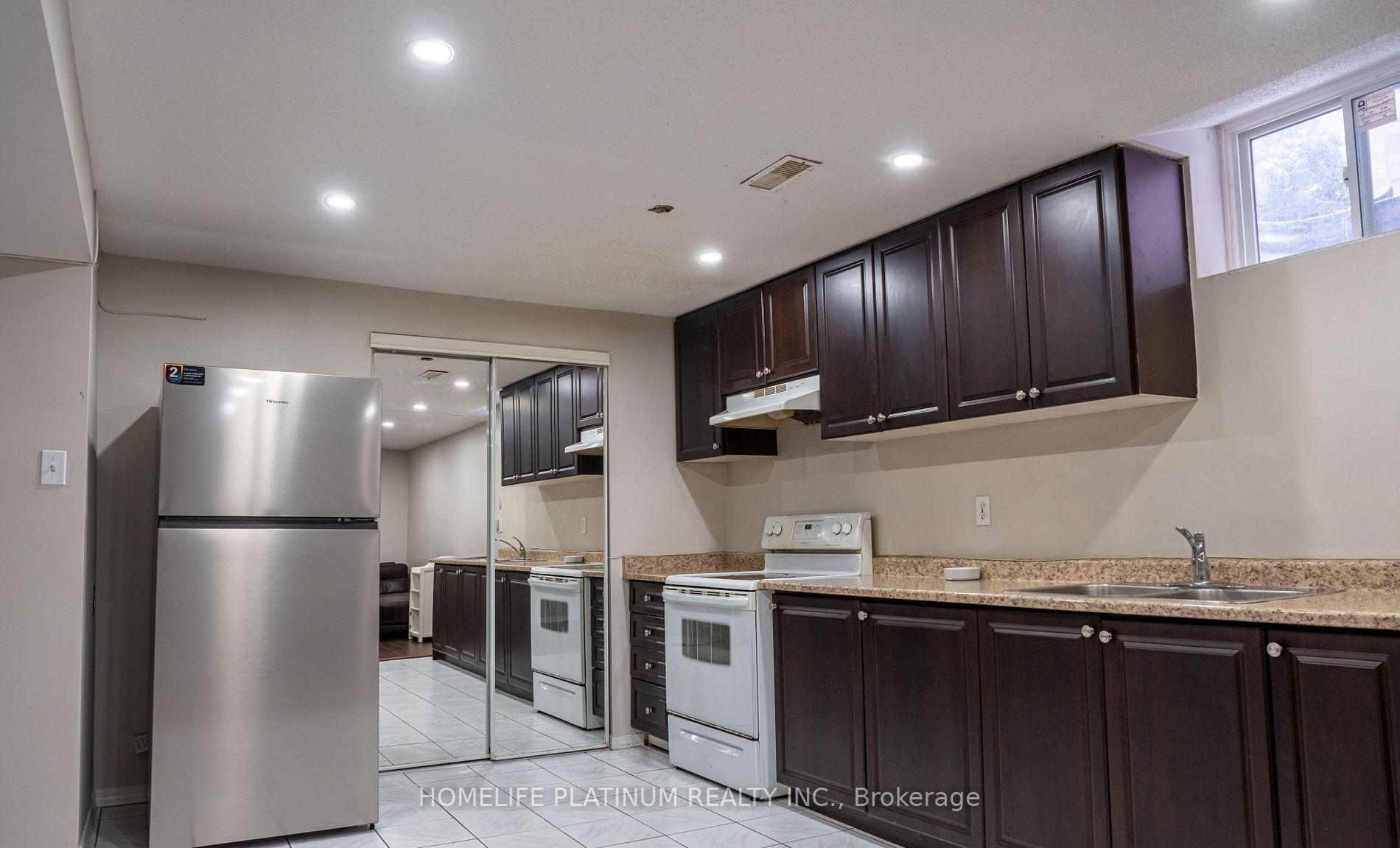 Photo 3 of 116 Flowertown Avenue, Brampton, Northwood Park — HOMEH