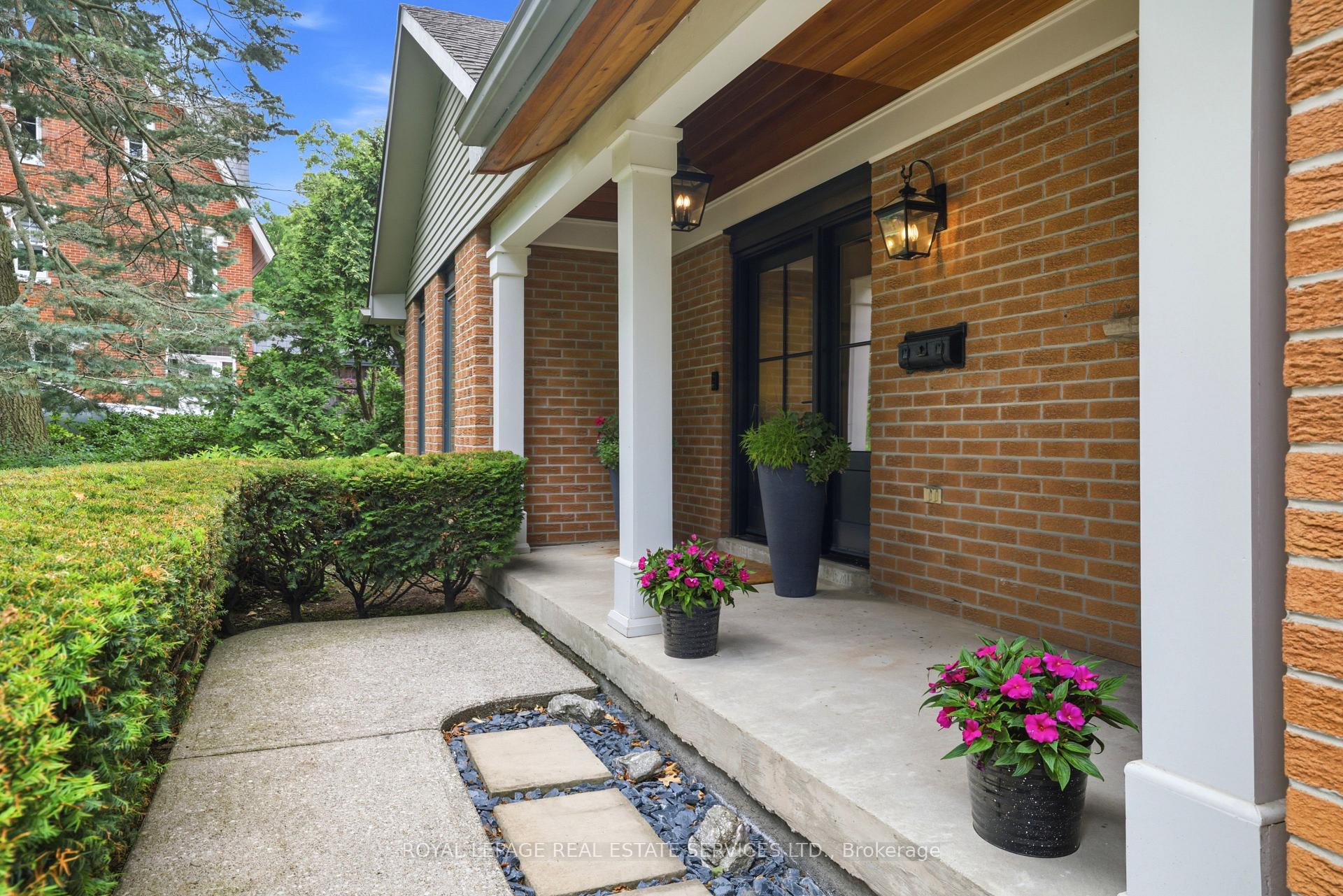 Photo 4 of 11 Regency Court, Oakville, College Park — HOMEH