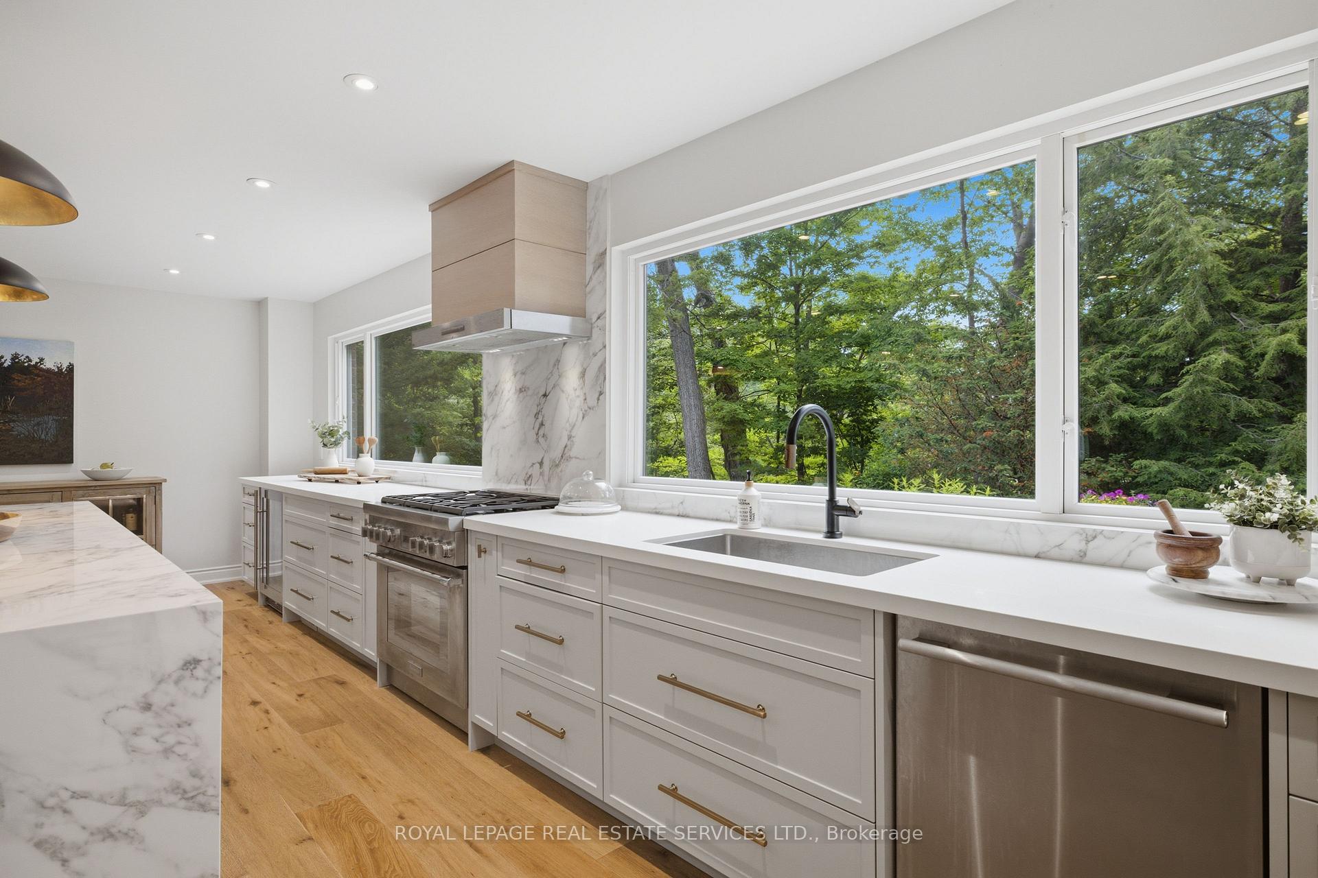 Photo 10 of 11 Regency Court, Oakville, College Park — HOMEH