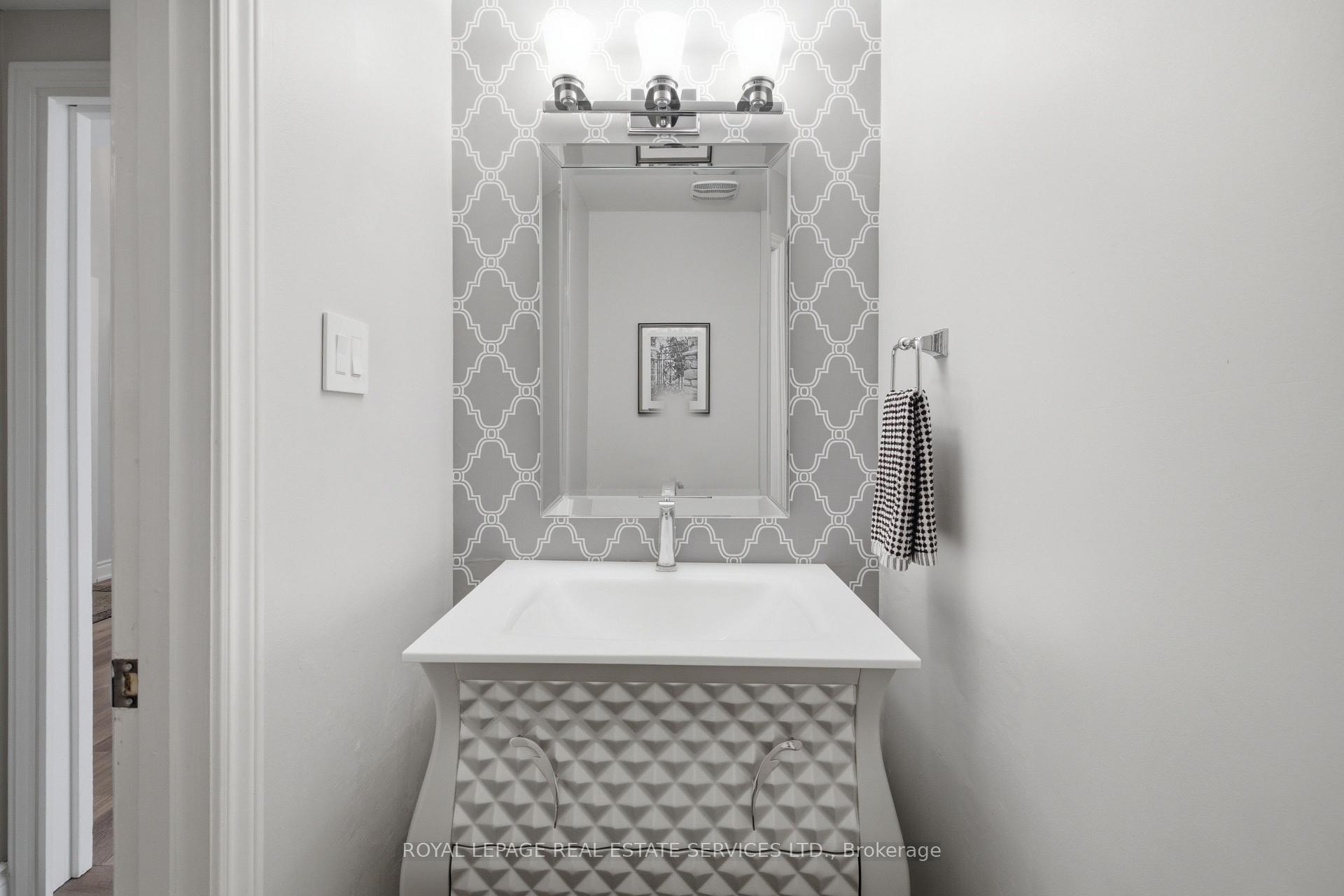 Photo 19 of 11 Regency Court, Oakville, College Park — HOMEH