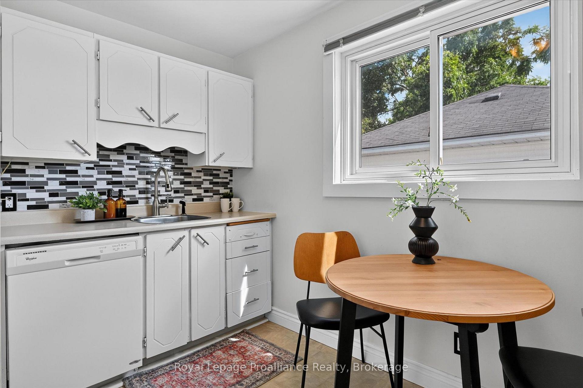 Photo 10 of 732 Gillespie Avenue, Peterborough, Otonabee Ward 1 — HOMEH
