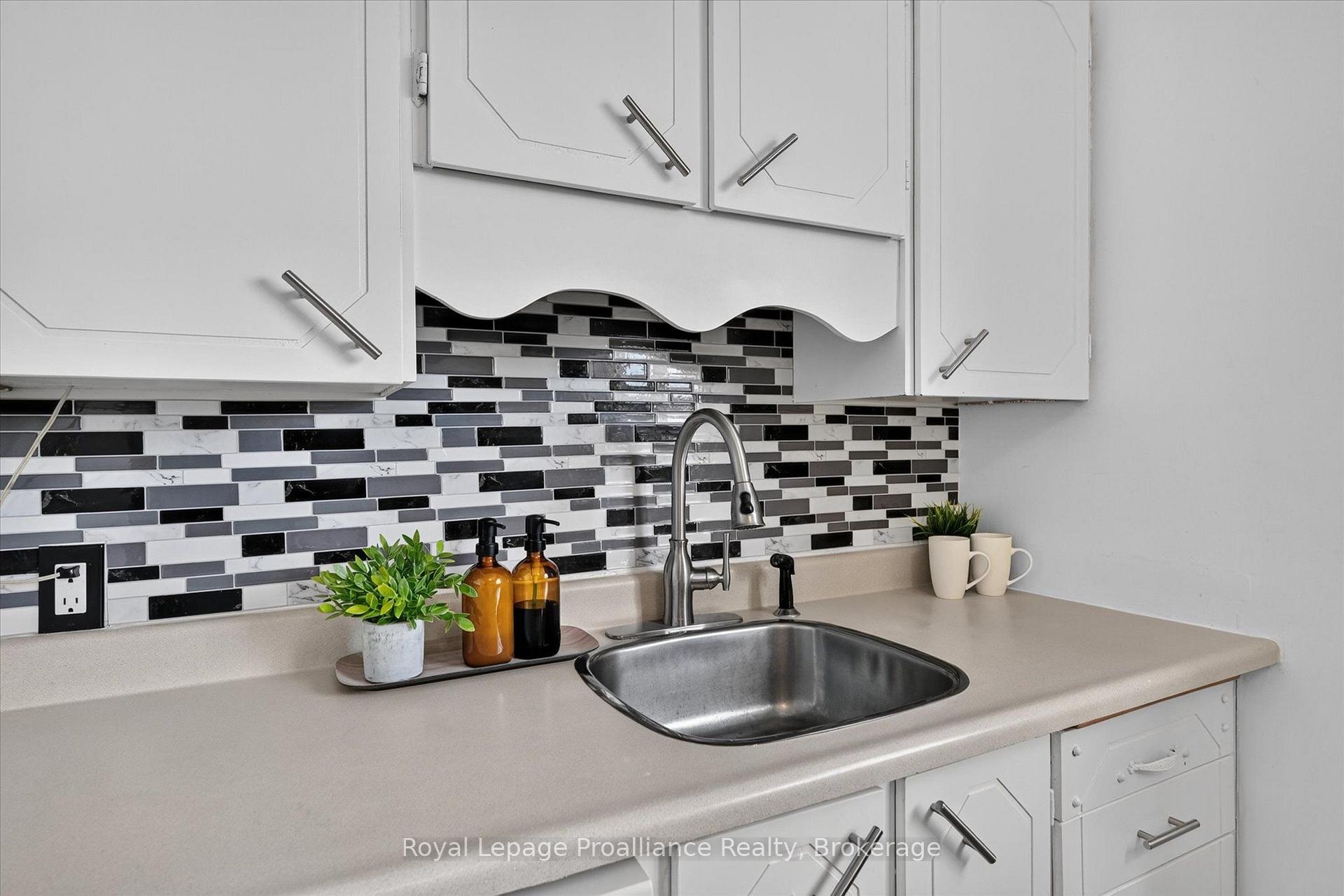 Photo 11 of 732 Gillespie Avenue, Peterborough, Otonabee Ward 1 — HOMEH