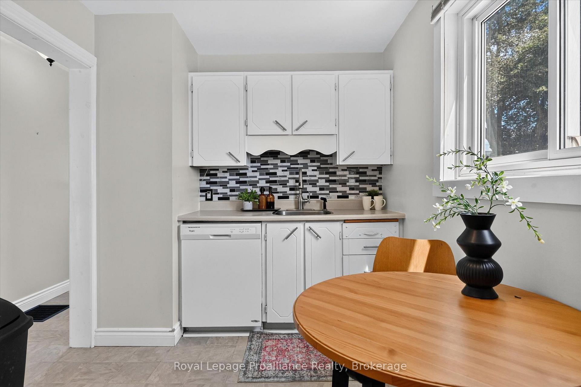 Photo 12 of 732 Gillespie Avenue, Peterborough, Otonabee Ward 1 — HOMEH