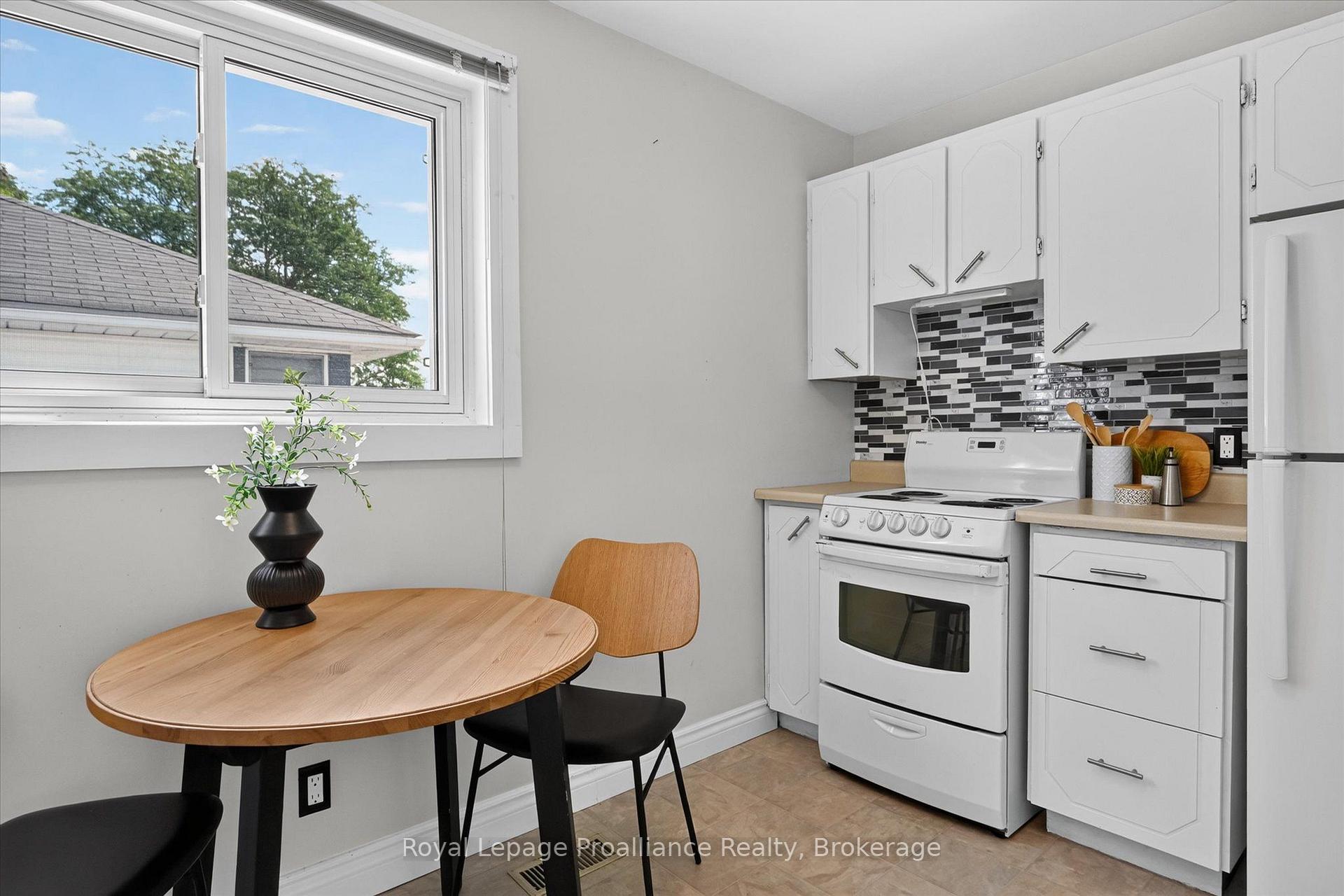 Photo 14 of 732 Gillespie Avenue, Peterborough, Otonabee Ward 1 — HOMEH