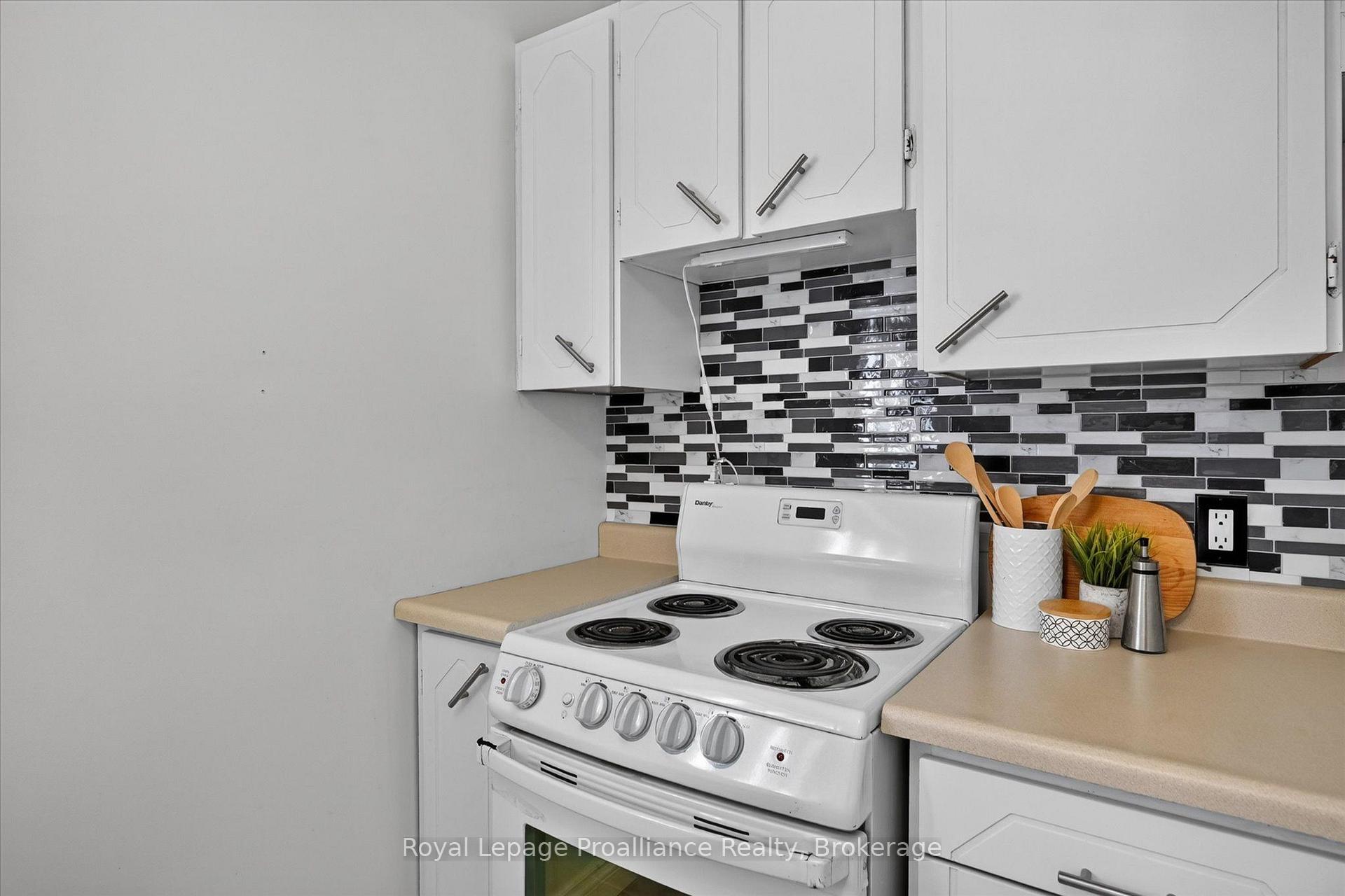 Photo 15 of 732 Gillespie Avenue, Peterborough, Otonabee Ward 1 — HOMEH